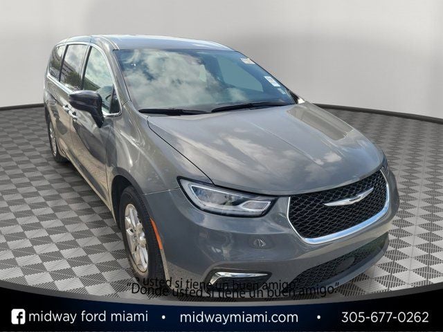 2025 Chrysler Pacifica Select's photo