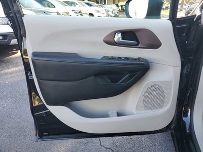 2024 Chrysler Voyager LX