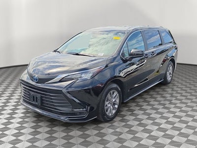 2025 Toyota Sienna LE 8 Passenger