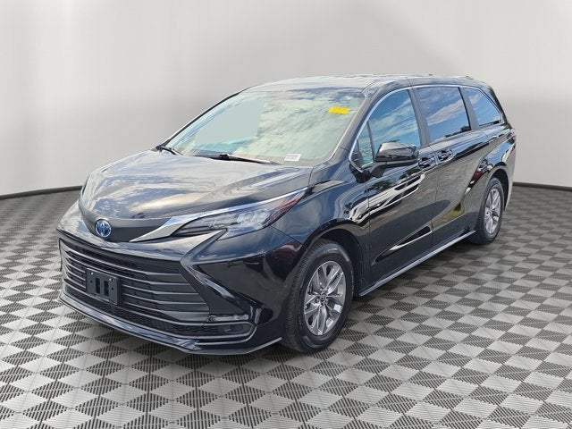 2025 Toyota Sienna LE 8 Passenger