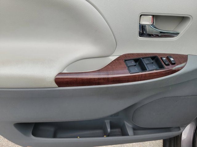 2014 Toyota Sienna XLE 8 Passenger