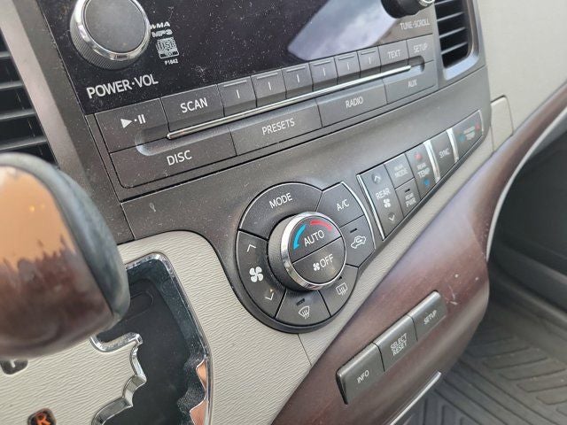 2014 Toyota Sienna XLE 8 Passenger