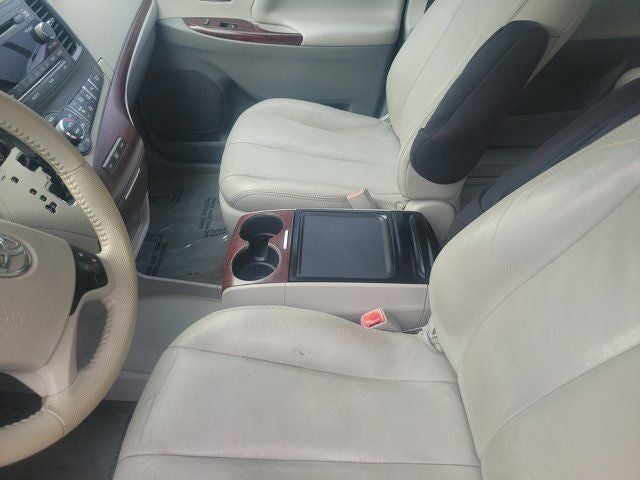 2014 Toyota Sienna XLE 8 Passenger