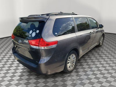 2014 Toyota Sienna XLE 8 Passenger